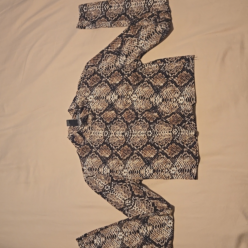 LONG SLEEVE SNAKE PRINT CROP TOP